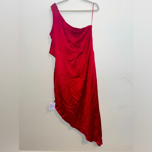 ASOS DESIGN satin one shoulder drape midi dress in red - Picture 5 of 6